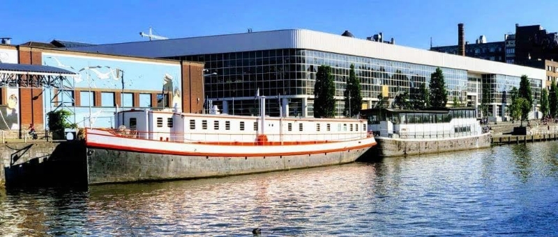 RIC 's River Boat et Ric's Art Boat
